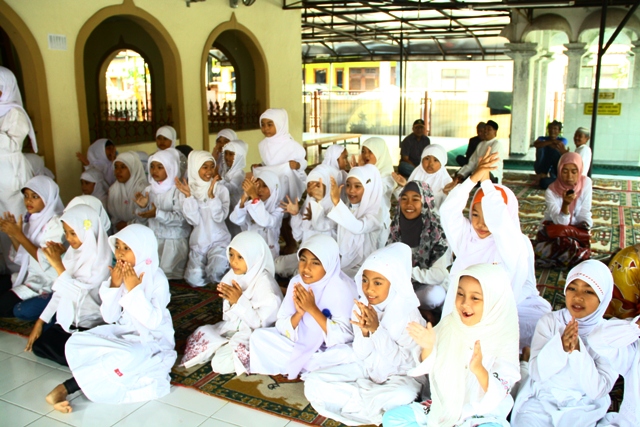 Anak-anak putri peserta Sanlat di masjid Al-Kautsar